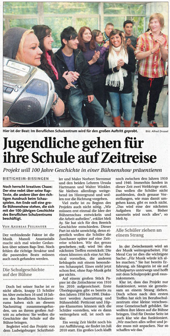 Jugendliche gehen für ihre Schule auf Zeitreise